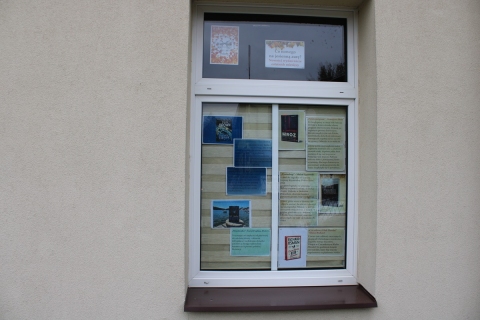 Zdjęcie prezentuje wystawę na oknach Powiatowej Biblioteki Publicznej promującą książkowe nowości z ostatnich miesięcy. 