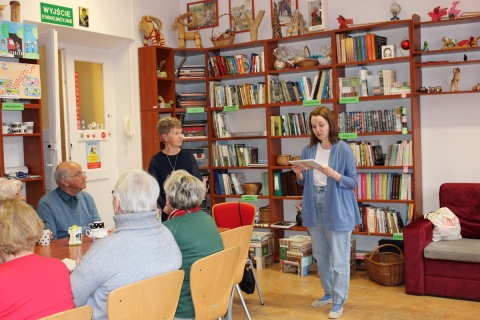 Zdjęcie prezentuje spotkanie autorskie z Agnieszką Maj w ramach Powiatowego Klubu Książki.