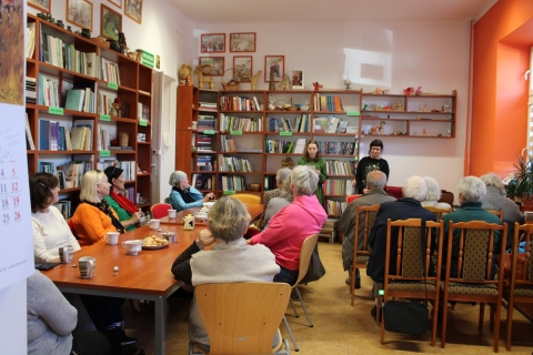 Zdjęcie prezentuje spotkanie Powiatowego Klubu Książki, które odbyło się 21 października 2025 r. o godzinie 13:00 w Powiatowej Bibliotece Publicznej w Puławach a tematem spotkania była zmiana, jedyna stała rzecz na świecie. Spotkanie poprowadziła Bożena Małek. 