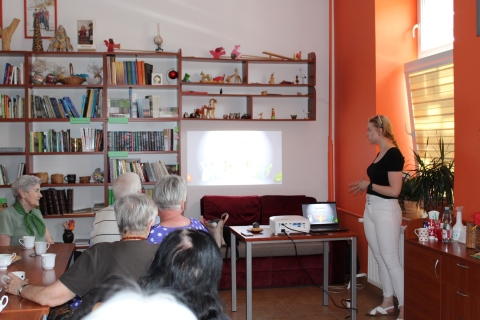 Zdjęcie prezentuje spotkanie Powiatowego Klubu Książki, które odbyło się 29 kwietnia 2025 r. o godzinie 13:00 w Powiatowej Bibliotece Publicznej w Puławach a dotyczyło zdrowej diety. Wykład poprowadziła Eliza Poznańska – dietetyk kliniczna.