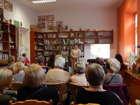 Zdjęcie prezentuje spotkanie autorskie z Katarzyną Dorosz-Dębską w ramach Powiatowego Klubu Książki, które odbyło się w Powiatowej Bibliotece Publicznej 26 kwietnia 2023 r. o godz. 12.00.