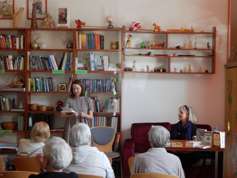 Zdjęcie prezentuje spotkanie autorskie z pisarką Teresą Moniką Rudzką w ramach Powiatowego Klubu Książki, które odbyło się w Powiatowej Bibliotece Publicznej 24 maja 2023 r. o godz. 12.00.