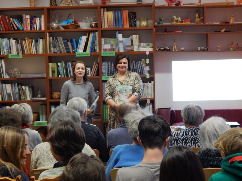 Zdjęcie prezentuje spotkanie z psychologiem Katarzyną Dorosz-Dębską w ramach Powiatowego Klubu Książki, które odbyło się w Powiatowej Bibliotece Publicznej 21 listopada 2023 r. o godzinie 12.00.