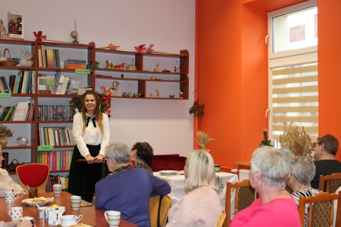 Zdjęcie prezentuje spotkanie z Pauliną Zielińską w ramach Powiatowego Klubu Książki które odbyło się 9 grudnia 2025 r. w Powiatowej Bibliotece Publicznej w Puławach.