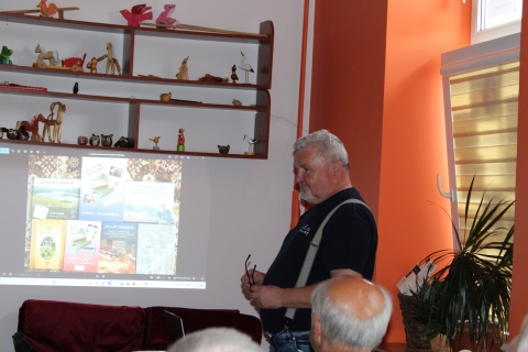 Zdjęcie prezentuje spotkanie z regionalistą Jackiem Śnieżkiem, które odbyło się 10 czerwca 2025 r. o godzinie 13:00 w Powiatowej Bibliotece Publicznej w Puławach w ramach Powiatowego Klubu Książki.