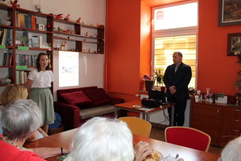 Zdjęcie prezentuje spotkanie autorskie ze Zbigniewem Kiełbem w ramach Powiatowego Klubu Książki, które odbyło się 22 maja 2024 r. w Powiatowej Bibliotece Publicznej w Puławach.