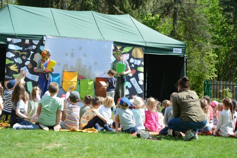 Fotorelacja z wydarzeń, które odbyły się w ramach projektu „Dziecięca podróż w świat słowa i zabawy” realizowanego przez Przedszkole i Bibliotekę Publiczną w Kazimierzu Dolnym.