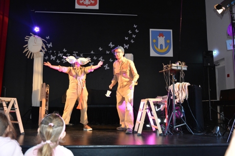 Zdjęcie prezentuje przedstawienie teatralne pt. ”Sokrates w piaskownicy” w wykonaniu aktorów z Fundacji Tworzenia i Promowania Sztuki - ależ Gustawie! 