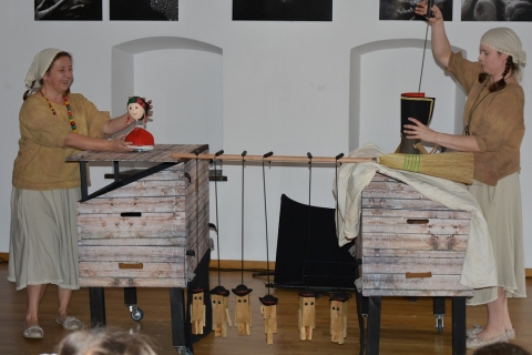 Zdjęcie pokazuje uchwycone momenty ze spektaklu „Ło rety” który odbył się w Kazimierskim Ośrodku Kultury, Promocji i Turystyki.