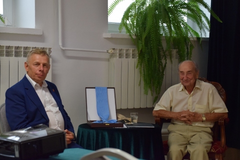 Zdjęcie przedstawia prof. Andrzeja Kułakowskiego i Wójta Gminy Baranów Mirosława Grzelaka.