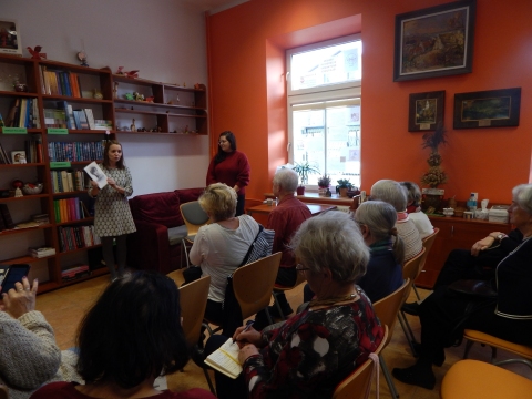 Zdjęcie prezentuje spotkanie autorskie z Sylwią Winnik w ramach Powiatowego Klubu Książki, które odbyło się w Powiatowej Bibliotece Publicznej 27 października 2022 r. o godz. 11.OO.