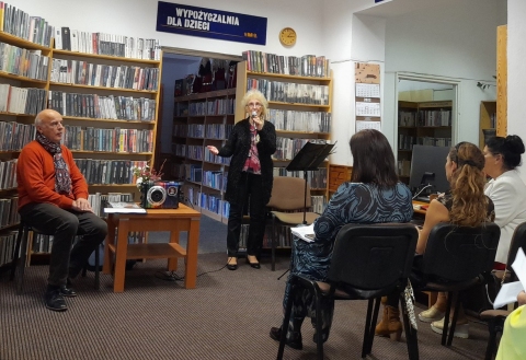 Zdjęcie prezentuje program liryczny „Miłość jest wszystkim” , które odbyło się w Bibliotece Publicznej w Kazimierzu Dolnym.