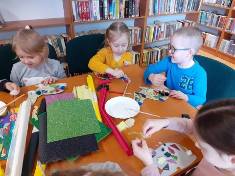 Zdjęcie prezentuje lekcję biblioteczną dotyczącą Świąt Wielkanocnych zorganizowaną w Gminnej Biblioteki Publicznej w Wąwolnicy. 