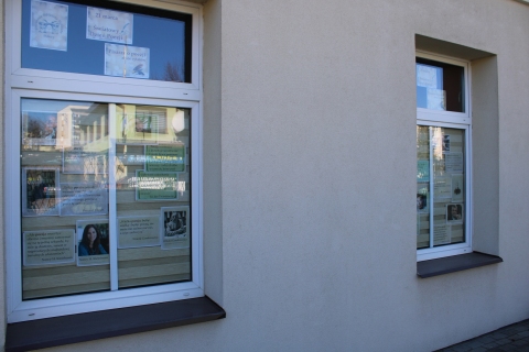 Zdjęcie prezentuje wystawę na oknach Powiatowej Biblioteki Publicznej pokazująca, co o poezji myślą znani i lubiani pisarze.