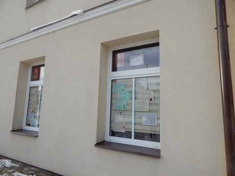 Zdjęcie prezentuje wystawę na oknach Powiatowej Biblioteki Publicznej w Puławach pokazującą najpiękniejsze wiersze o tematyce świątecznej polskich poetów. 