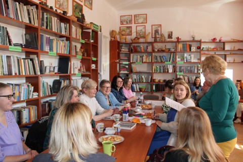 Zdjęcie prezentuje warsztaty szkoleniowe pt. „Arteterapia w bibliotece zorganizowane przez Powiatową Bibliotekę Publiczną w Puławach dla bibliotekarzy z terenu powiatu puławskiego, które odbyły się 30 kwietnia 2025 r.