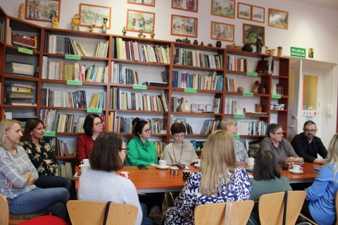 Zdjęcie prezentuje szkolenie „Dobrostan biblioteczny”, które poprowadziła Karolina Suska dla bibliotekarzy z terenu powiatu puławskiego zorganizowane przez Powiatową Bibliotekę Publiczną w Puławach w dniu 27 lutego 2024 r.