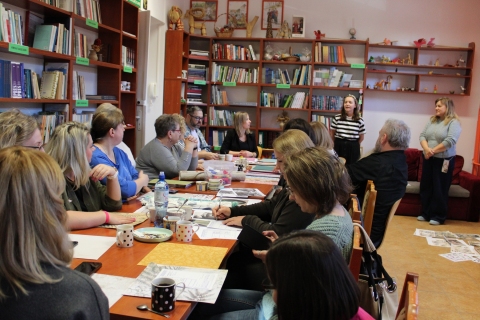 Zdjęcie prezentuje szkolenie dla bibliotekarzy z terenu powiatu puławskiego, które odbyło się 7 listopada 2025 r. o godz. 9:30 w Powiatowej Bibliotece Publicznej w Puławach.