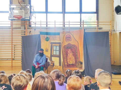 Zdjęcie prezentuje spektakl „Pinokio” Teatr „KRAK-ART” w sali gimnastycznej w SP w Bochotnicy.