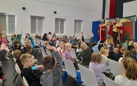 Zdjęcie prezentuje cykl wydarzeń w ramach XXI Tygodnia Bibliotek zorganizowanego przez Bibliotekę Publiczną w Kazimierzu Dolnym: Spektakl „Książę i Żebrak” Teatr KRAK-ART.