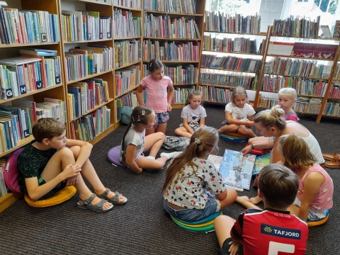 Zdjęcie prezentuje wakacyjne warsztaty kreatywności zorganizowane przez  KOKPiT – Bibliotekę Publiczną w Kazimierzu Dolnym dla dzieci w wieku szkolnym. 