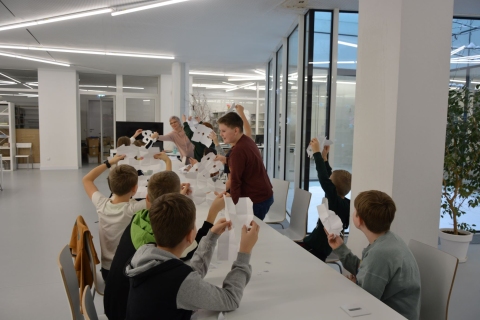 Zdjęcie prezentuje warsztaty profilaktyczne „Siecioholizm i fonoholizm”, który odbył się 13 grudnia 2022 r. w Gminnym Zespole Szkół w Kazimierzu Dolnym.