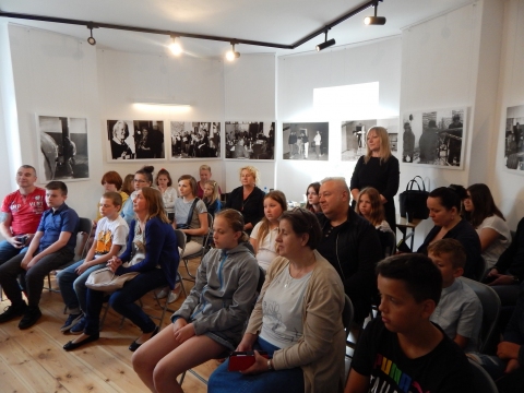 Zdjęcie prezentuje uroczyste wręczenie nagród w powiatowym konkursie plastycznym „Z wizytą w bajkowym świecie Marii Konopnickiej”. 