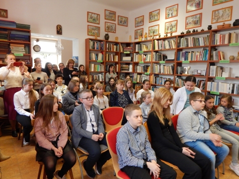 Zdjęcie prezentuje wręczenie nagród w powiatowych konkursach plastycznych „Kto Ty jesteś? Polak mały” i „Gloria victis – chwała zwyciężonym”, które odbyło się 8 maja 2023 r. w siedzibie Powiatowej Biblioteki Publicznej w Puławach.