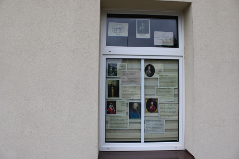  Zdjęcie prezentuje wystawę na oknach Powiatowej Biblioteki Publicznej pokazującą role życia księżnej Izabeli Czartoryskiej.