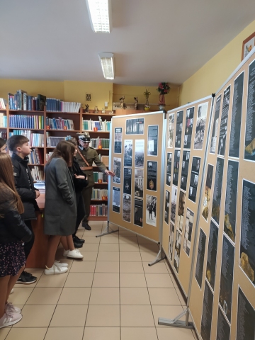 Zdjęcie prezentuje wystawę pt. Zbrodnia Katyńska znajdującą się w Gminnej Biblioteki Publicznej w Baranowie.