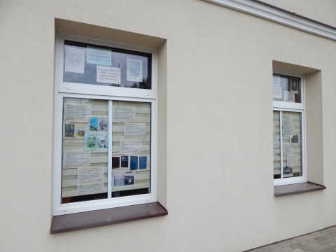 Zdjęcie prezentuje wystawę na oknach Powiatowej Biblioteki Publicznej w Puławach poświęconą życiu i twórczości Marii Konopnickiej.
