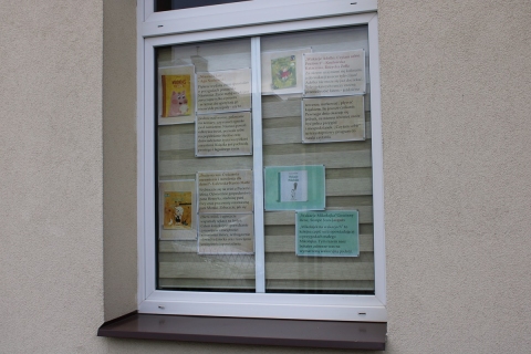 Zdjęcie prezentuje wystawę na oknach Powiatowej Biblioteki Publicznej prezentującą letnie propozycje czytelnicze dla najmłodszych.