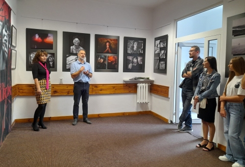 Zdjęcie prezentuje wernisaż wystawy fotografii Katarzyny Lenarciak, który odbył się 12 lipca 2025 r. o godz. 12:30 w Bibliotece Publicznej w Kazimierzu Dolnym. 