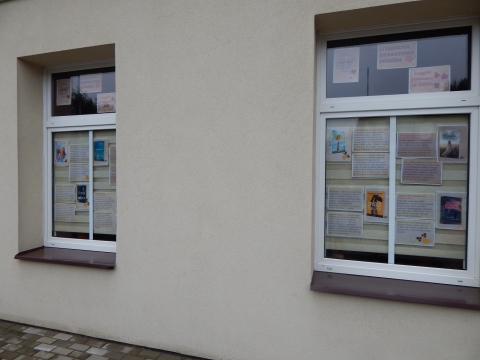  Zdjęcie prezentuje wystawę na oknach Powiatowej Biblioteki Publicznej w Puławach promującą  jesienne propozycje książkowe z wyrazem „deszcz” w tytule.