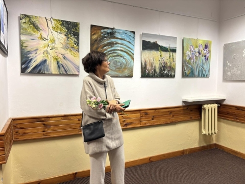 Zdjęcie prezentuje fotorelację z wernisażu wystawy Mariny Radovej „Z serca i rąk”, który odbył się 9 listopada 2024 r. w Bibliotece Publicznej w Kazimierzu Dolnym.