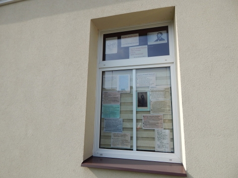 Wystawa na oknach biblioteki prezentująca życie i twórczość Cypriana Kamila Norwida.