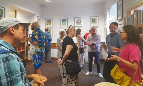 Zdjęcie prezentuje wernisaż wystawy malarstwa Patrycji Turek, który odbył się 9 sierpnia 2025 r. o godz. 11:45 w kazimierskiej bibliotece.