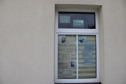 Zdjęcie prezentuje wystawę na oknach Powiatowej Biblioteki Publicznej prezentującą ciekawe książki o tematyce podróżniczej.