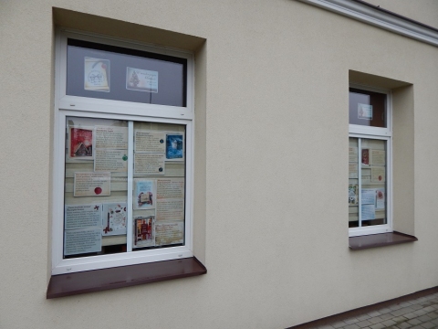 Wystawa na oknach bibliotek prezentująca propozycje literackie zawierające świąteczne motywy.