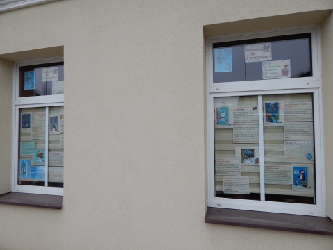 Zdjęcie prezentuje wystawę na oknach Powiatowej Biblioteki Publicznej w Puławach pt. „Poczytaj mi o świętach, czyli propozycje literackie dla dzieci na grudzień”.