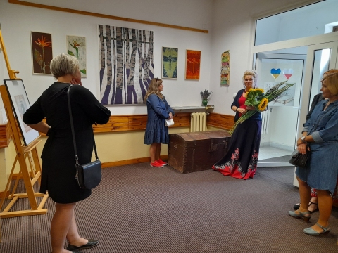 Zdjęcie prezentuje fotorelację z wernisażu wystawy Joanny Knap – Pawłowskiej „Woskiem malowane”. 