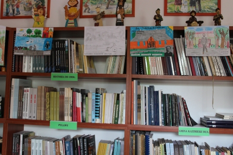 Zdjęcie prezentuje wystawę prac nagrodzonych w powiatowym konkursie plastycznym „Wkomponuj Stefana Żeromskiego w pejzaż Nałęczowa”.