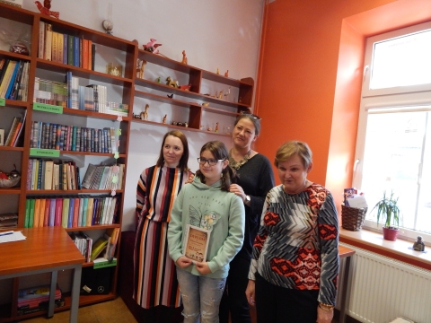 Zdjęcie prezentuje wręczenie nagród w powiatowych konkursach plastycznych „Kto Ty jesteś? Polak mały” i „Gloria victis – chwała zwyciężonym”, które odbyło się 8 maja 2023 r. w siedzibie Powiatowej Biblioteki Publicznej w Puławach.