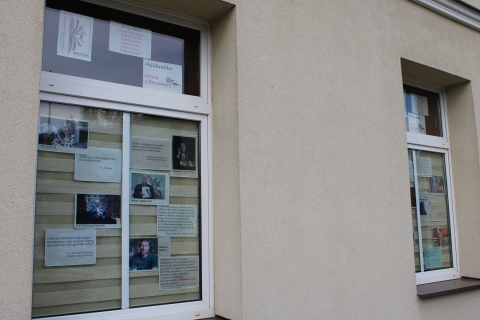 Zdjęcie prezentuje wystawę #biblioteka na oknach Powiatowej Biblioteki Publicznej, która prezentuje cytaty z literatury ukazujące bibliotekę jako miejsce pełne inspiracji, wiedzy i niezwykłych historii.