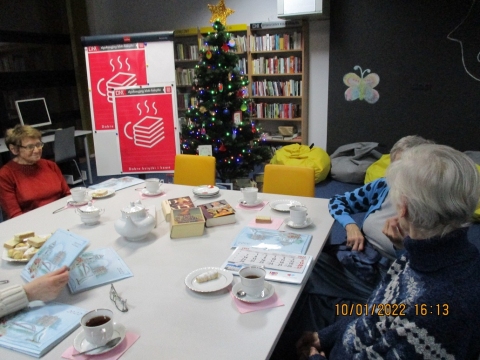 Zdjęcie prezentuje uczestników styczniowego spotkania Dyskusyjnego Klubu Książki w Górze Puławskiej.