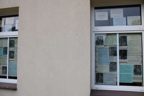 Zdjęcie prezentuje wystawę na oknach Powiatowej Biblioteki Publicznej prezentująca cytaty z literatury opisujące tych władców z dynastii Piastów.