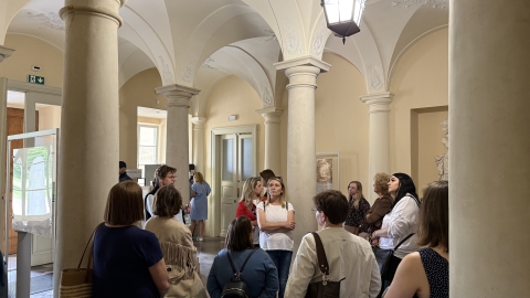 Zdjęcie prezentuje seminarium szkoleniowe „Szlakiem puławskich muzeów” zorganizowane przez  Powiatową Bibliotekę Publiczną w Puławach, które odbyło się 17 czerwca 2025 r.  