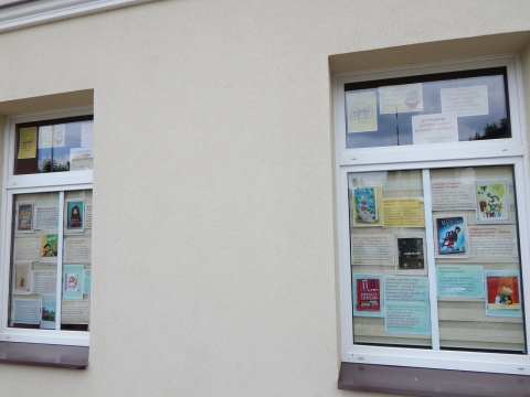 Wystawa na oknach Powiatowej Biblioteki Publicznej w Puławach pt. „Złota dwudziestka książek”. Wystawa prezentuje najpopularniejsze książki dla dzieci, skan okładki plus krótki opis. 