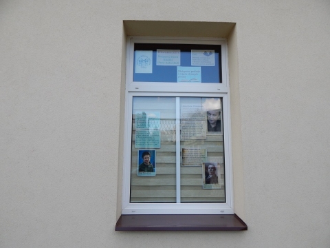 Wystawa na oknach bibliotek prezentująca nietypowe profesje i zajęcia słynnych pisarzy.