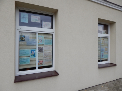 Zdjęcie prezentuje wystawę na oknach Powiatowej Biblioteki Publicznej w Puławach pokazującą książki promujące zdrowe odżywanie wśród najmłodszych. 